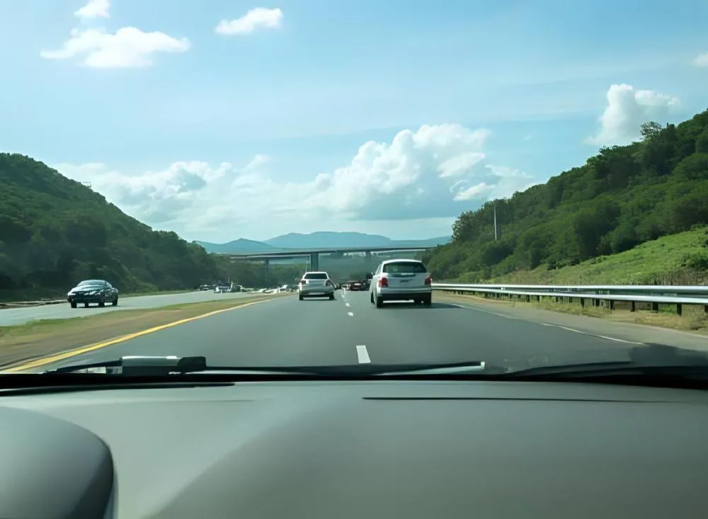 Tarcísio afirma que pedágio automático em rodovias que ligam capital, litoral e interior de São Paulo é irreversível e instalação começa pelo Vale do Ribeira / Foto: Gerada por IA