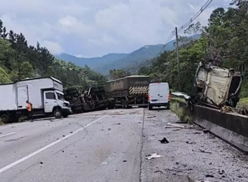 Engavetamento com cinco carretas bloqueia BR-116 em Miracatu e provoca congestionamento de mais de 25 km